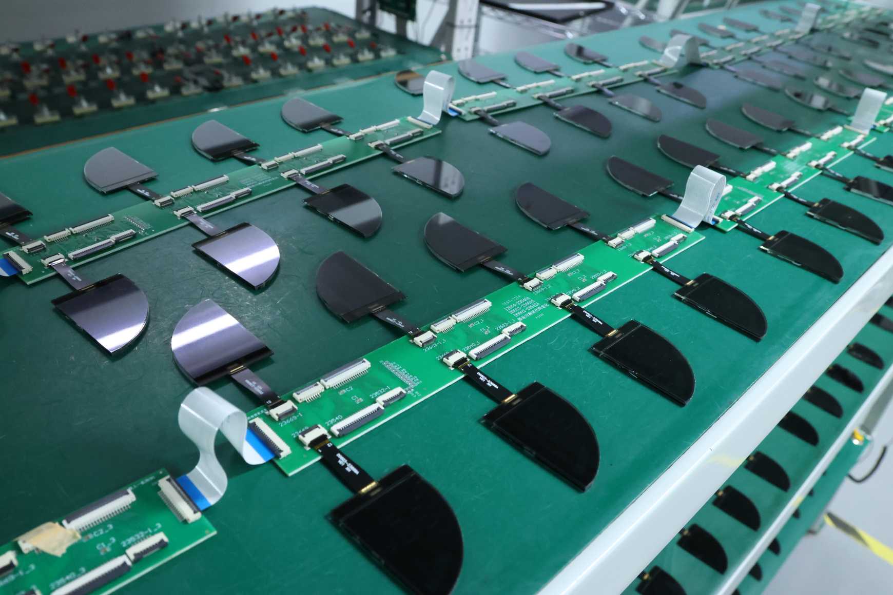 A megjelenítési technológiák iparágak közötti integrációja felpörgeti a százmilliárd dolláros piacot, a kínai LCD-gyártók versenyeznek a testreszabási pálya megragadásával