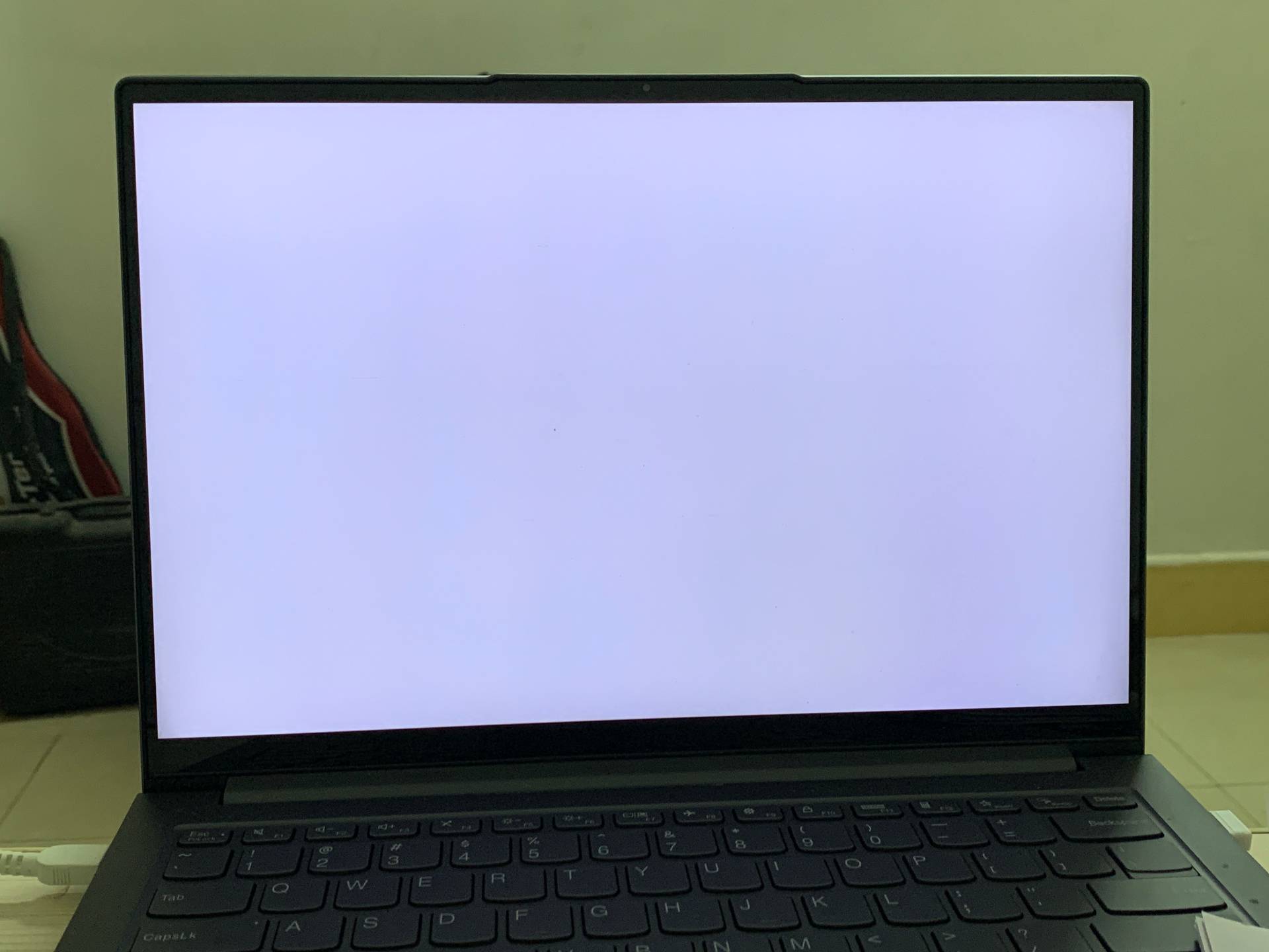 LCD fehér képernyő dilemma? A CNK háromlépcsős hibaelhárítási módszere hatékony megoldást tesz lehetővé!